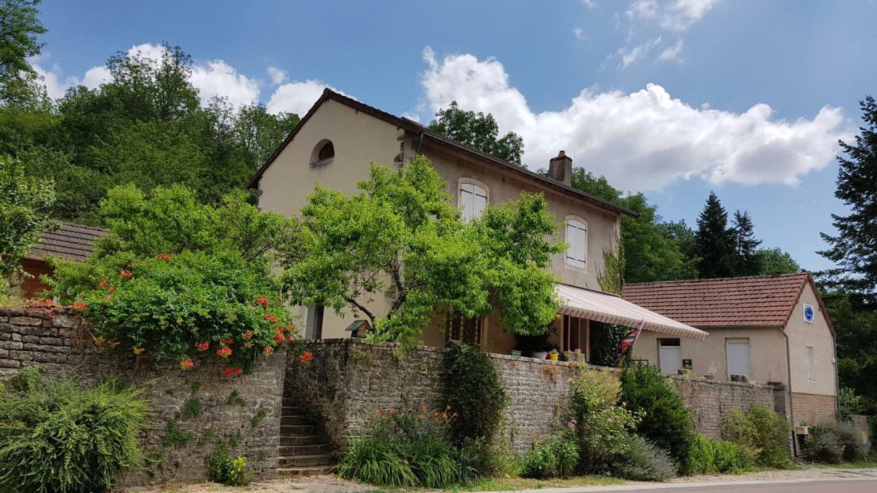 Gite La Providence Saint-Sernin-du-Plain Exterior photo